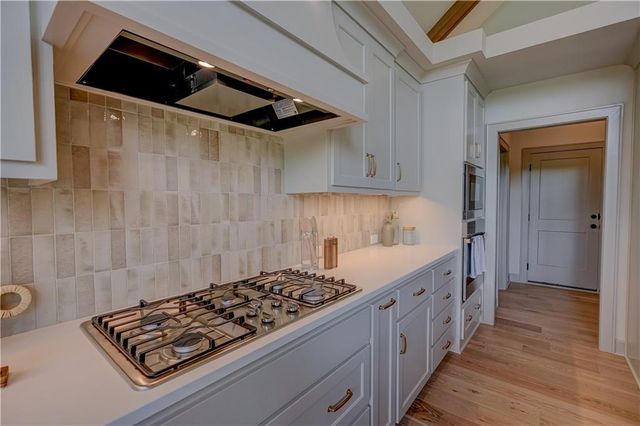 912 Savannah Lane, Greenwood, MO 64034