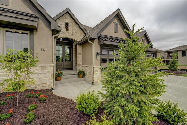 912 Savannah Lane, Greenwood, MO 64034