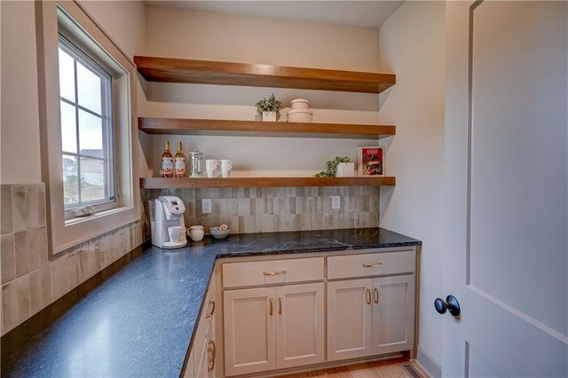 912 Savannah Lane, Greenwood, MO 64034