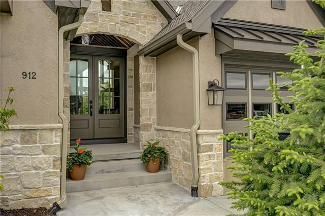 912 Savannah Lane, Greenwood, MO 64034
