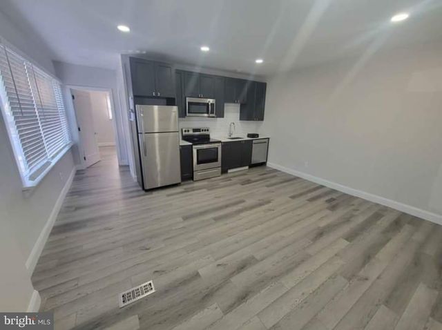 300 W KINGS HWY, Mount Ephraim, NJ 08059