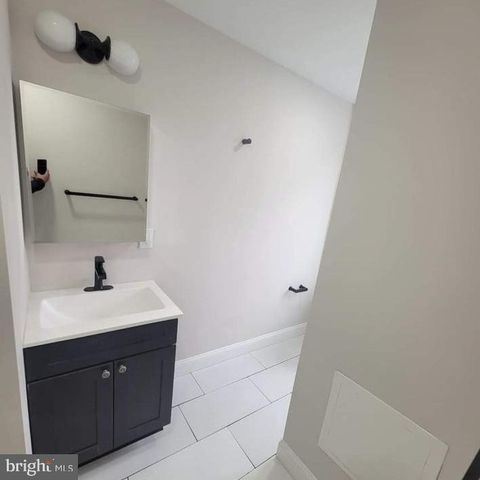 300 W KINGS HWY, Mount Ephraim, NJ 08059