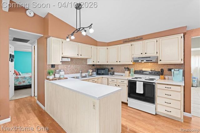 1014 S Adelaide Street, Fenton, MI 48430