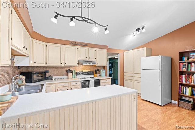 1014 S Adelaide Street, Fenton, MI 48430