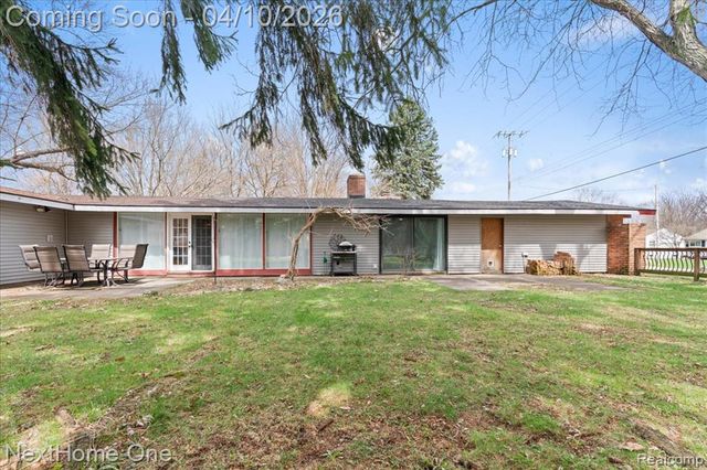 1014 S Adelaide Street, Fenton, MI 48430