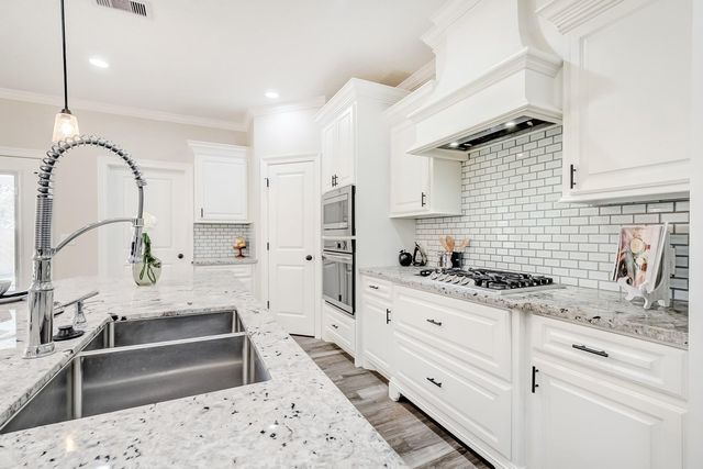 136 Atlanta Avenue, Nederland, TX 77627