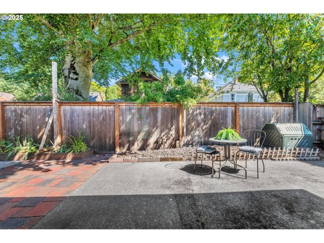3045 Ne COUCH St, Portland, OR 97232