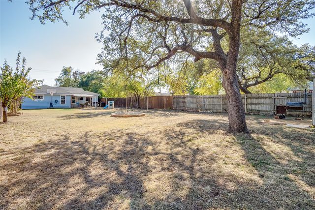910 Norton Street, Weatherford, TX 76086