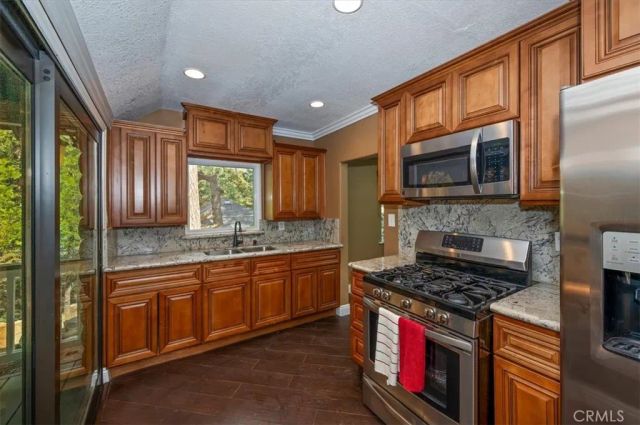 27297 Little Bear, Blue Jay, CA 92317