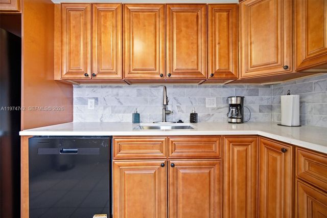 4270 NW 40th St 104, Lauderdale Lakes, FL 33319