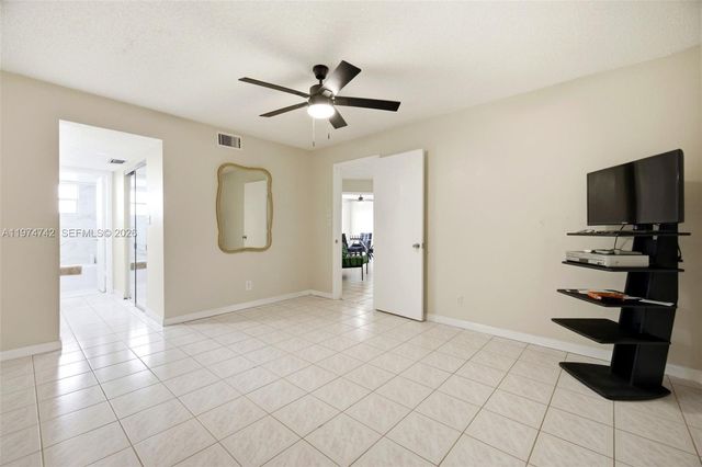 4270 NW 40th St 104, Lauderdale Lakes, FL 33319