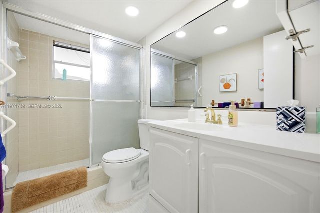 4270 NW 40th St 104, Lauderdale Lakes, FL 33319