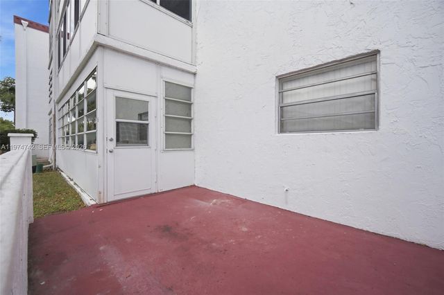 4270 NW 40th St 104, Lauderdale Lakes, FL 33319