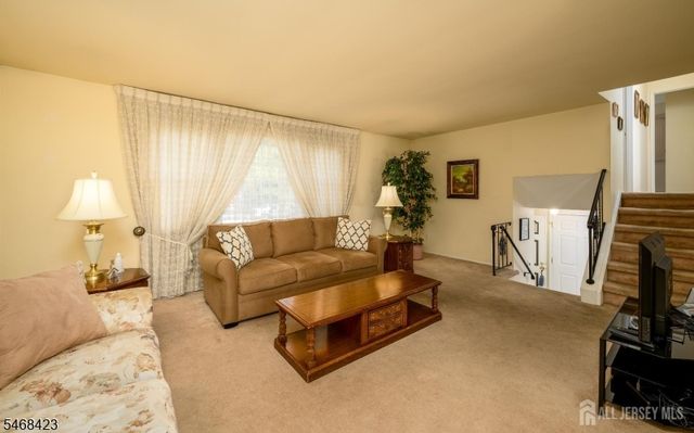 5 Berdine Court, Woodbridge Twp., NJ 07067