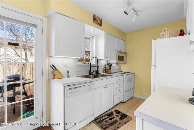 6213 Beechfield Drive 3, Lansing, MI 48911