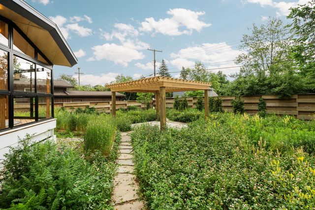 2050 Camelot Road, Ann Arbor, MI 48104