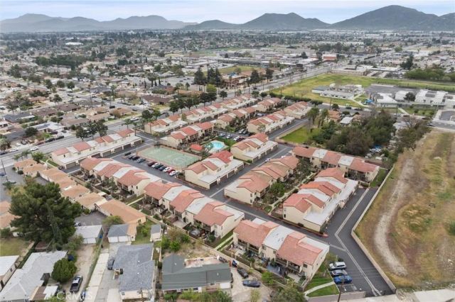 9274 Citrus Ave, Fontana, CA 92335