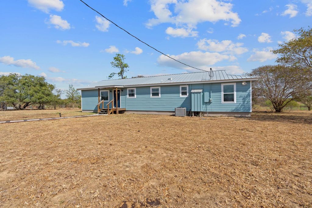 154 Caracara LN, Dale, TX 78616