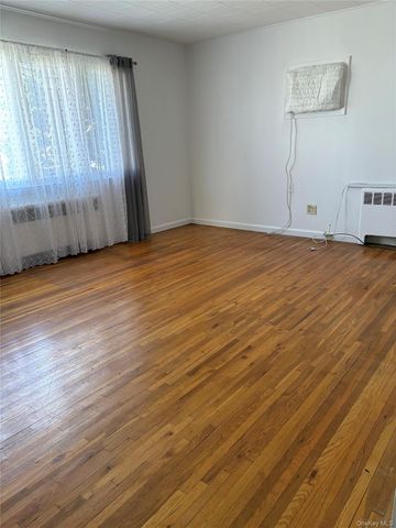 9 Northcote Road, Westbury, NY 11590