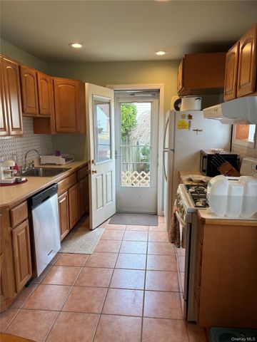 9 Northcote Road, Westbury, NY 11590