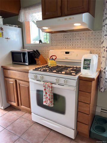 9 Northcote Road, Westbury, NY 11590