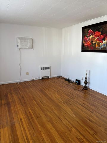 9 Northcote Road, Westbury, NY 11590