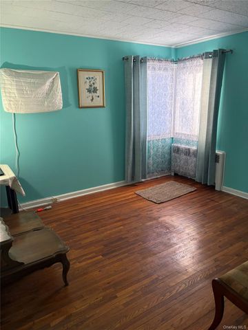 9 Northcote Road, Westbury, NY 11590