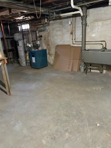 9 Northcote Road, Westbury, NY 11590