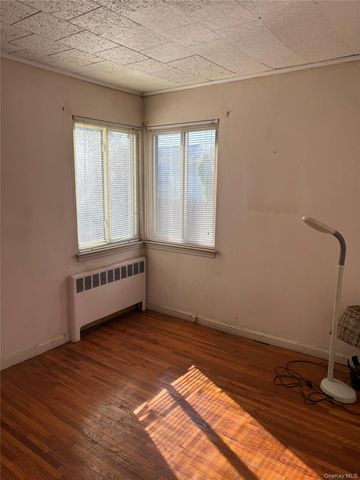 9 Northcote Road, Westbury, NY 11590