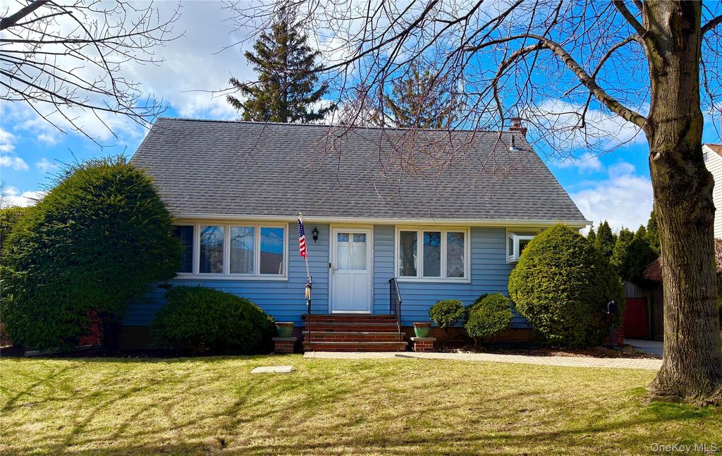 9 Northcote Road, Westbury, NY 11590