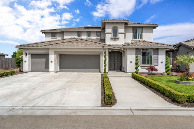 3405 W Kamm Avenue W, Dinuba, CA 93618