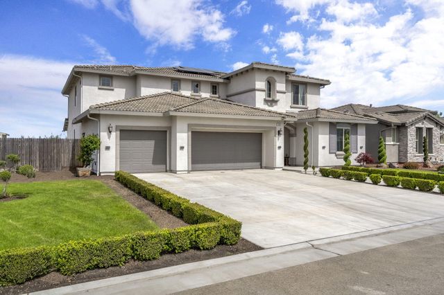 3405 W Kamm Avenue W, Dinuba, CA 93618