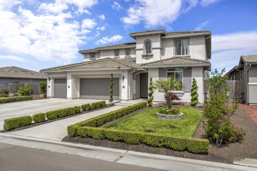 3405 W Kamm Avenue W, Dinuba, CA 93618