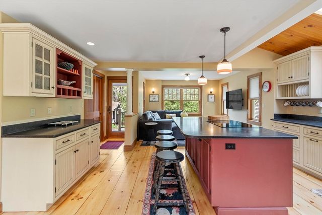 2 Knox Ave, Groveland, MA 01834