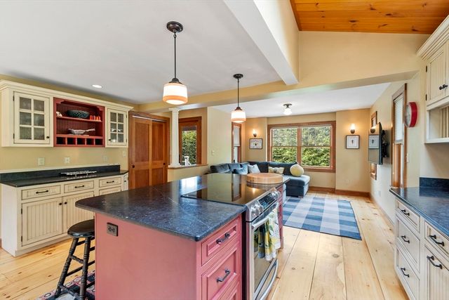 2 Knox Ave, Groveland, MA 01834