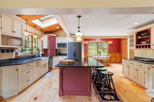 2 Knox Ave, Groveland, MA 01834