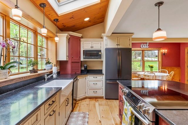 2 Knox Ave, Groveland, MA 01834
