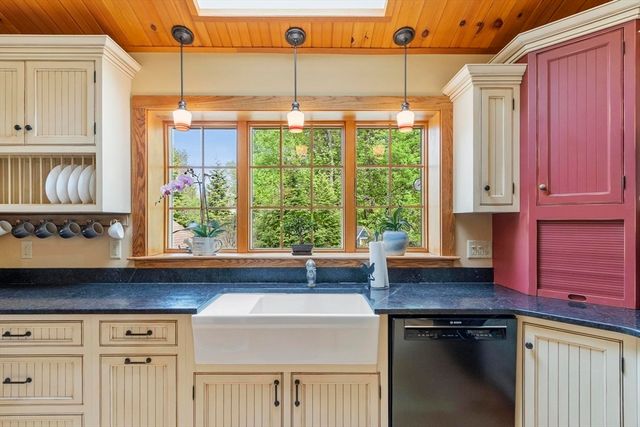 2 Knox Ave, Groveland, MA 01834