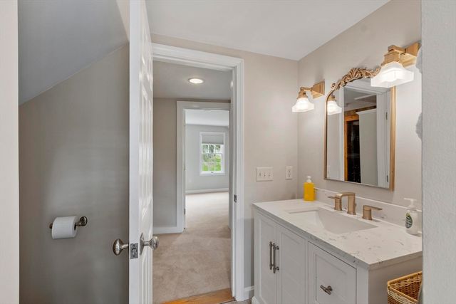 2 Knox Ave, Groveland, MA 01834
