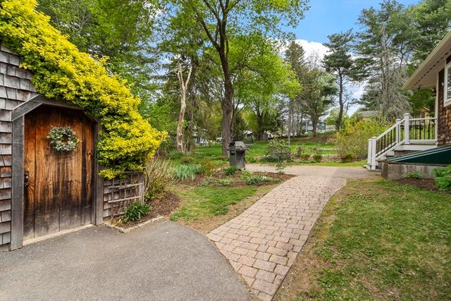 2 Knox Ave, Groveland, MA 01834