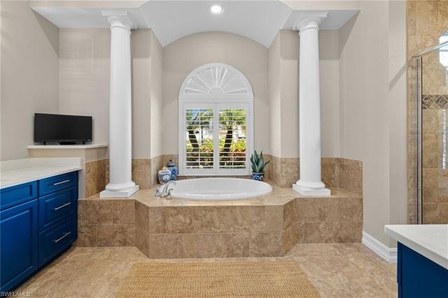 347 Saddlebrook LN, Naples, FL 34110
