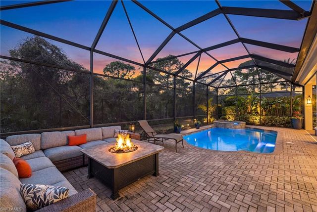 347 Saddlebrook LN, Naples, FL 34110