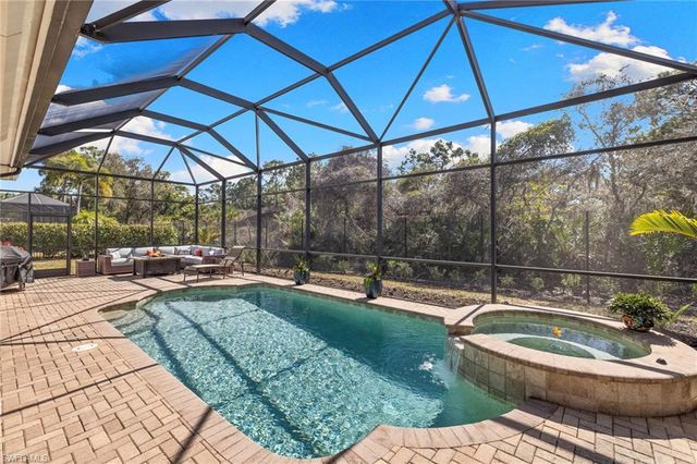 347 Saddlebrook LN, Naples, FL 34110