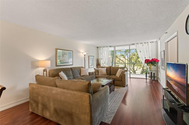 4015 W Palm Aire Dr 304, Pompano Beach, FL 33069