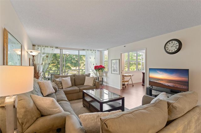 4015 W Palm Aire Dr 304, Pompano Beach, FL 33069