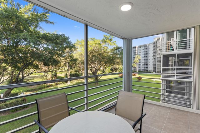 4015 W Palm Aire Dr 304, Pompano Beach, FL 33069