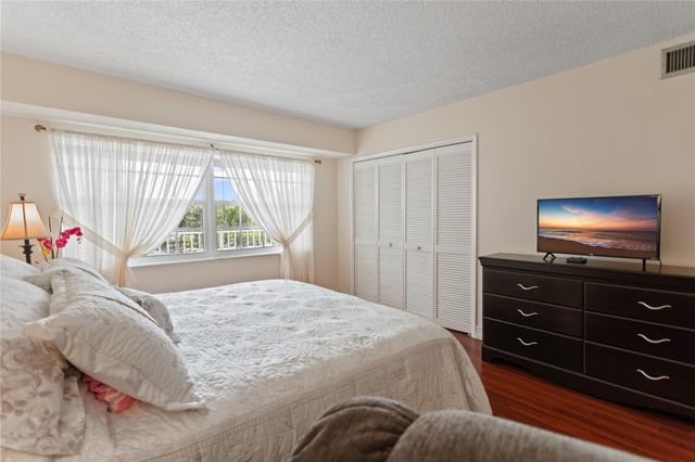 4015 W Palm Aire Dr 304, Pompano Beach, FL 33069