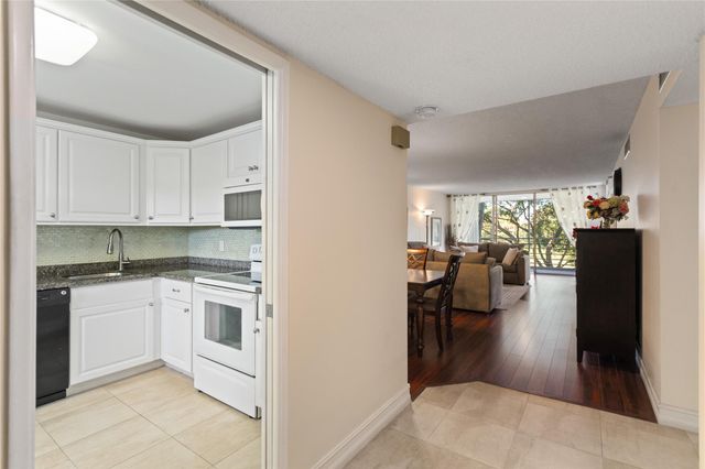 4015 W Palm Aire Dr 304, Pompano Beach, FL 33069