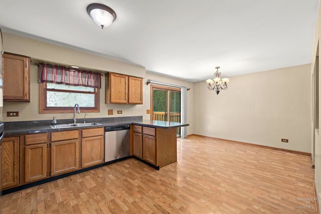 558 Barbary Lane, Woodstock, IL 60098