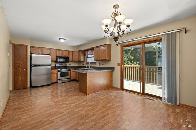 558 Barbary Lane, Woodstock, IL 60098